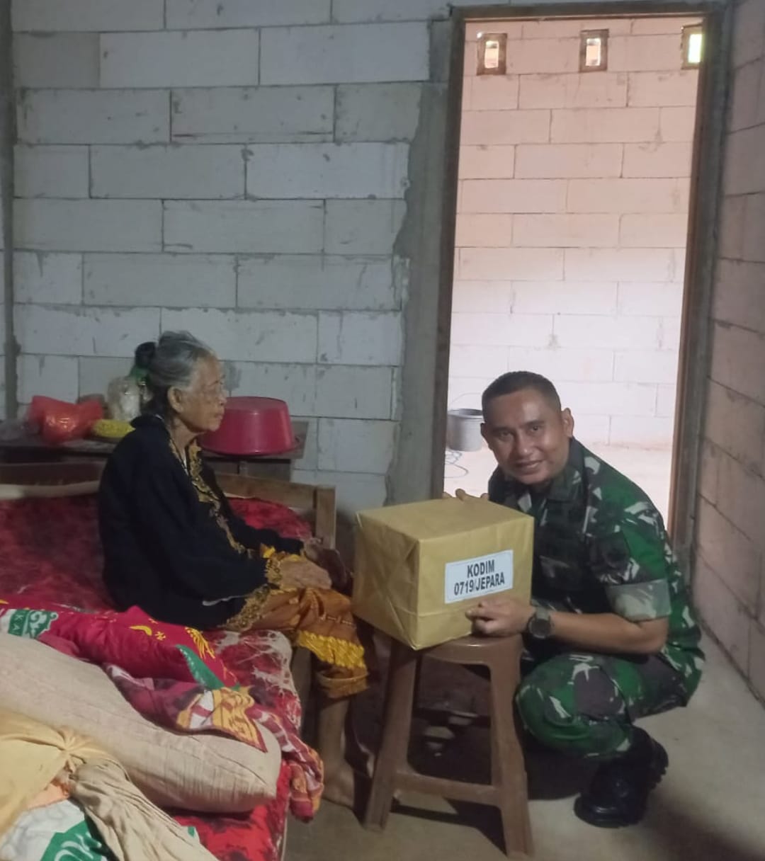 Dandim 0719/Jepara Serahkan Bantuan Sembako kepada Ibu Tinah Saat Peresmian RTLH di Kaligarang