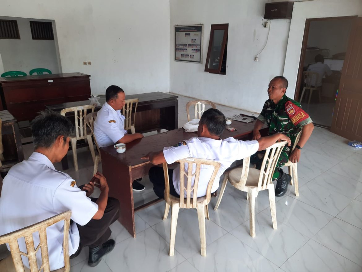 Babinsa Desa Ketilengsingolelo Laksanakan Komsos dengan Perangkat Desa