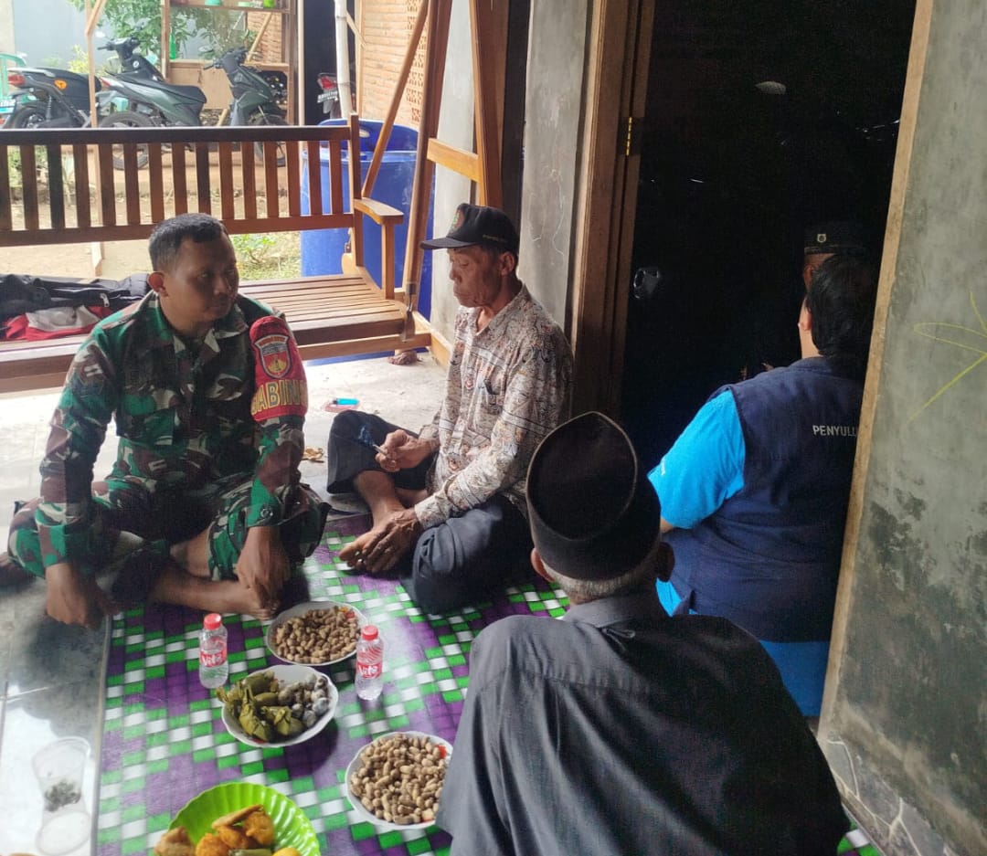 Babinsa Kaliaman Hadiri Pertemuan Rutin Gapoktan Sadono Asih di Desa Kaliaman