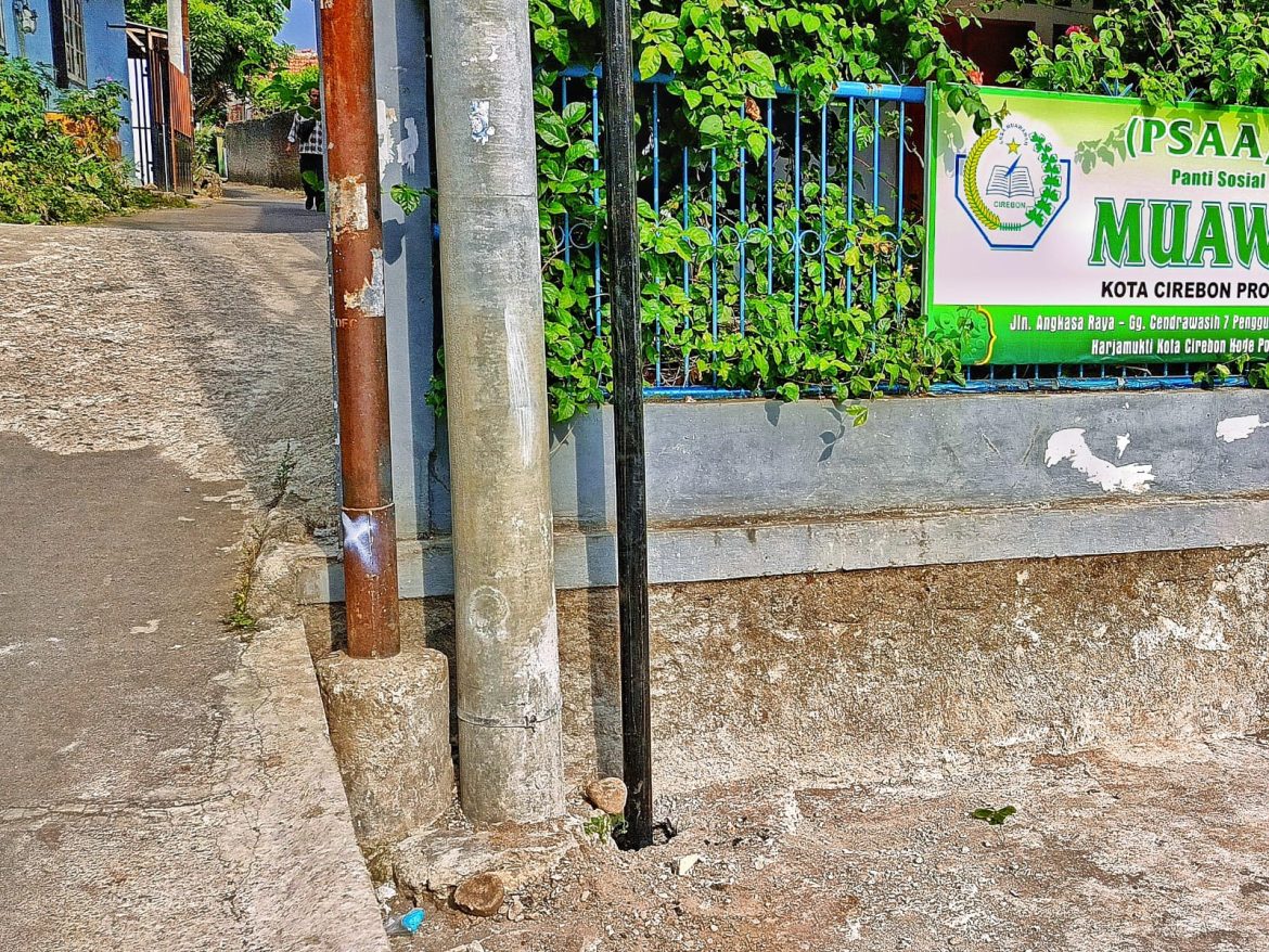 Pemkot Cirebon Diminta Tertibkan Pemasangan Tiang Jaringan WiFi Milik Starlite yang Diduga Ilegal Tak Miliki Izin Resmi