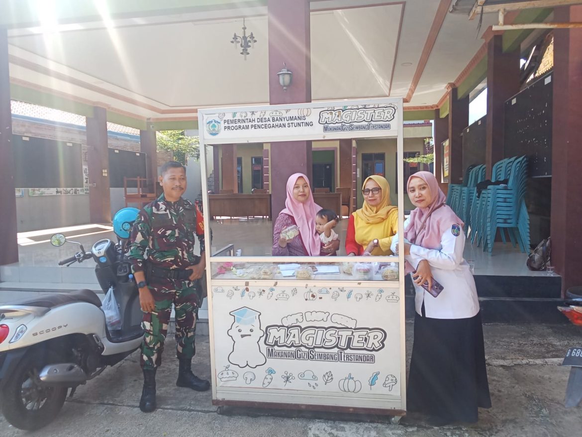 Babinsa Desa Banyumanis Dampingi Program Pemberian Makanan Tambahan untuk Balita dan Ibu Hamil