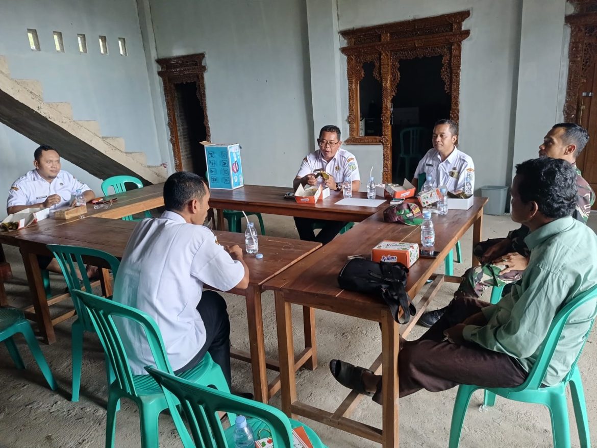 Babinsa Srikandang Laksanakan Pemantauan Wilayah dan Komsos Bersama Perangkat Desa