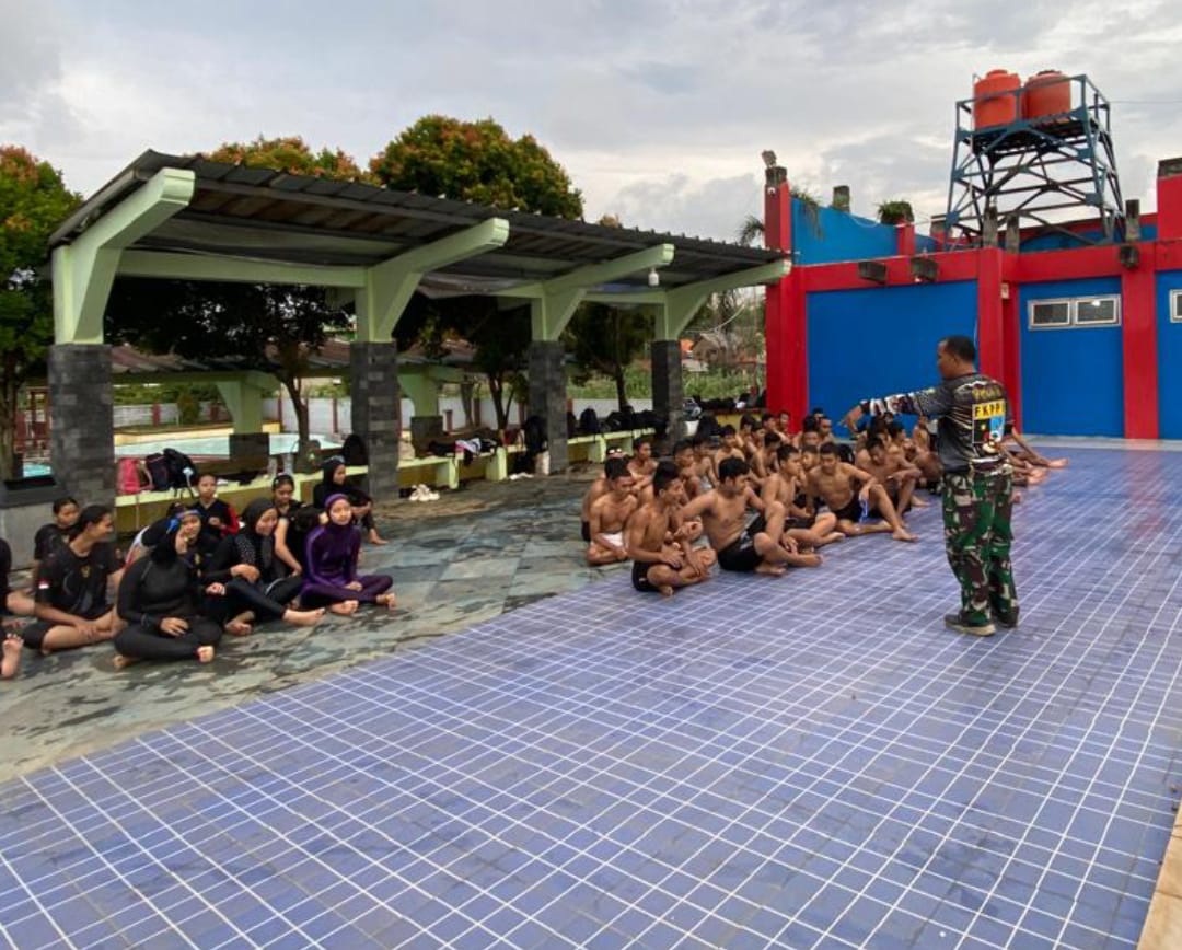 Gelombang Keberanian: Program Kodim 0719/Jepara SERANI Latih Fisik dan Mental Calon TNI di Kolam Renang