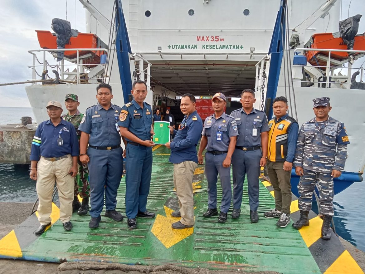 Kodim 0719/Jepara Laksanakan Pemantauan dan Pengamanan Keberangkatan KMP Siginjai di Pelabuhan ASDP Karimunjawa