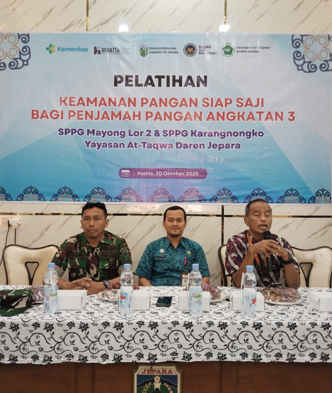 Babinsa Desa KarangNongko Serka Helmy Pantau Wilayah dan Hadiri Pelatihan Keamanan Pangan Siap Saji