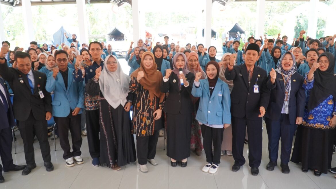 Tuntas Jalani KKN Tematik, Wawali Apersiasi Kontribusi Nyata Mahasiswa Universitas Alma Ata