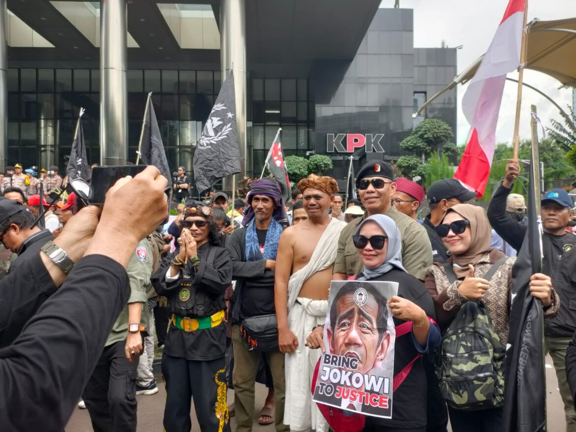 ENAM TUNTUTAN* *GERAKAN LINTAS ALIANSI ADILI KORUPTOR (GLADIATOR), HARI INI AKSI DI DEPAN KPK
