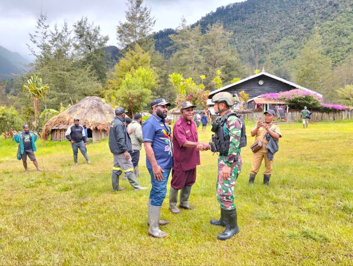 Satgas TNI Siap Membantu, Usai Kunjungan Anggota DPRK, Aktivitas Warga Segera Pulih & Rumah Rusak Diganti