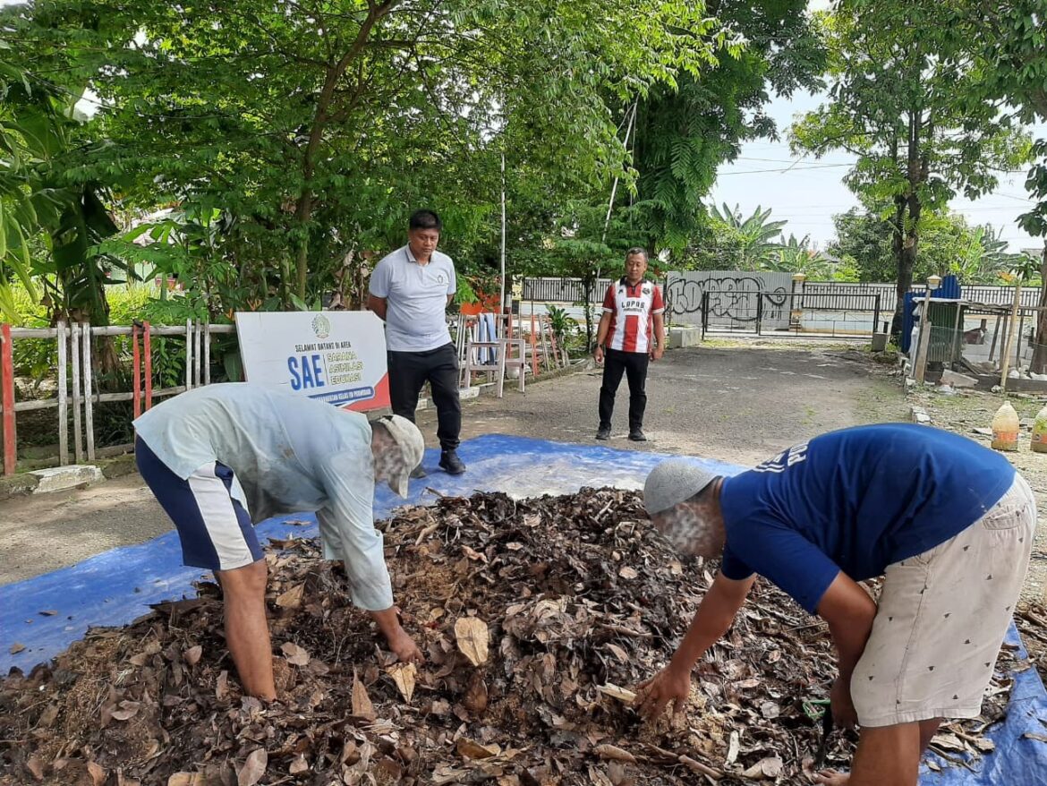 Lapas Purwodadi Olah Daun Kering dan Kotoran Ayam Jadi Pupuk Kompos Ramah Lingkungan
