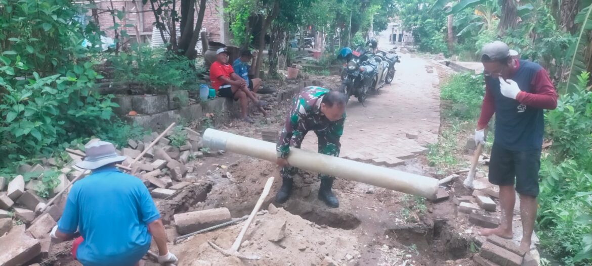 Babinsa Koramil Wringinanom Gotong Royong Bersama Warga Bangun Selokan Air di Desa Kesamben Kulon