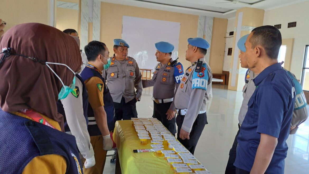 Personel Polres Nganjuk Jalani Tes Urine, Kapolres Pastikan Tidak Ada yang Terindikasi Narkoba