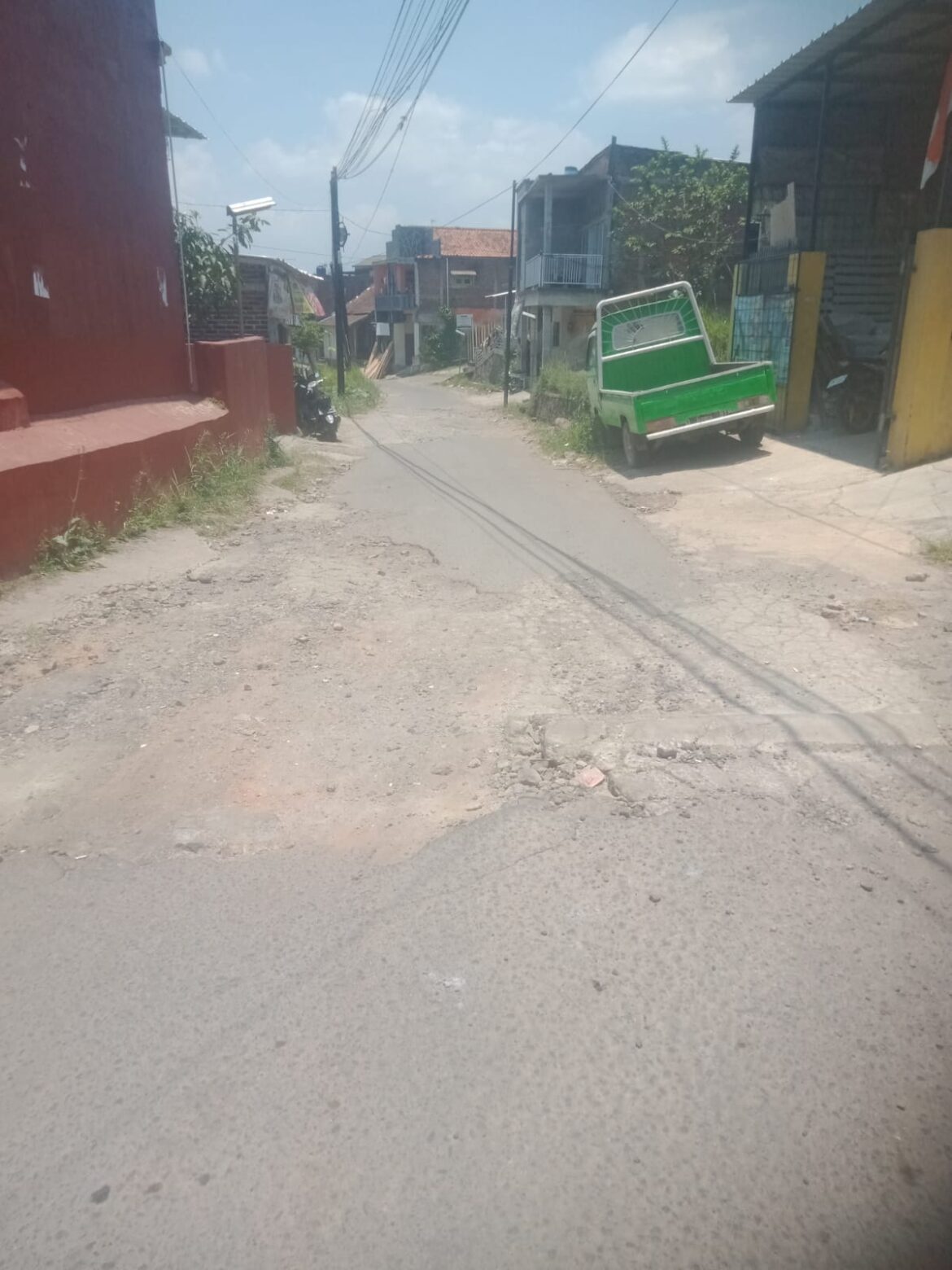 Jalan Rusak Panawuan–Perbatasan Samarang Hambat Aktivitas Warga