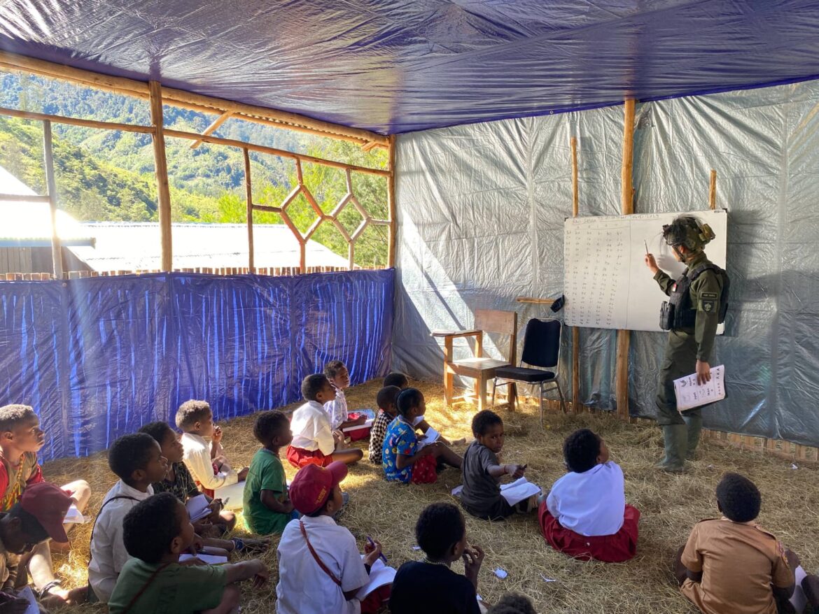 Di Ujung Dunia, Seorang Prajurit dan Ajaibnya Huruf-Huruf, Serda jendri Ukir Senyum Masa Depan di SD Mayuberi