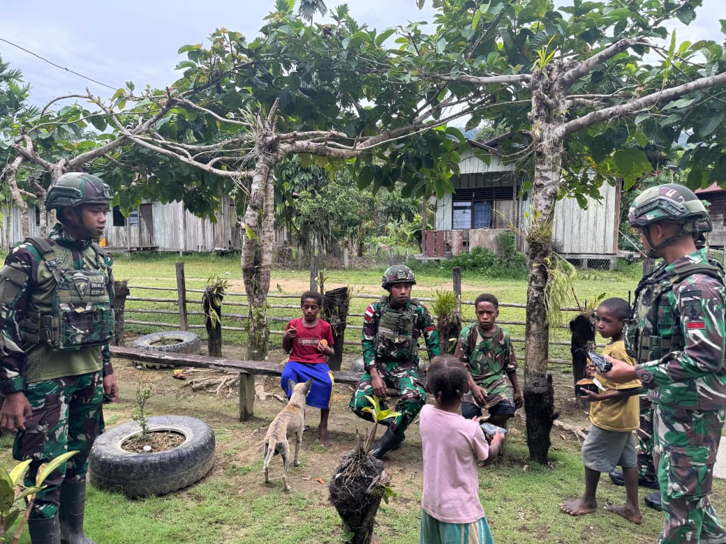 Aksi Bersih Satgas Yonif 521/DY Jalin Keakraban Lewat Anjangsana di Distrik Kobakma,