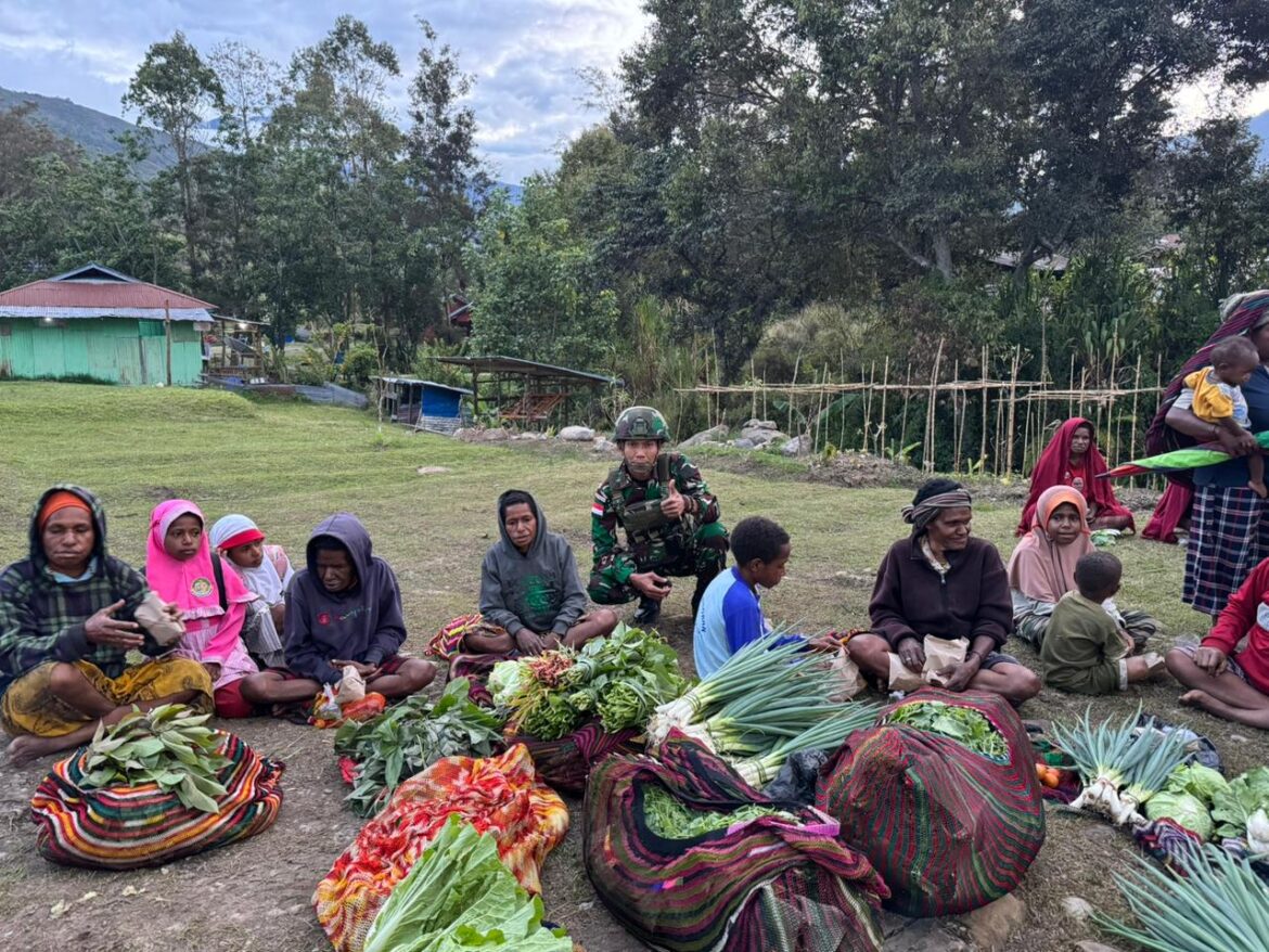 Satgas Yonif 521/DY Gerakkan Roda Ekonomi Kecil di Pedalaman Papua