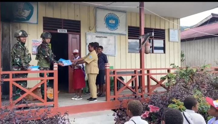 Anak Papua Cerdas Satgas Yonif 521/DY Hadirkan Senyum Anak Sekolah Bagikan Buku dan Alat Tulis di Distrik Apalapsili