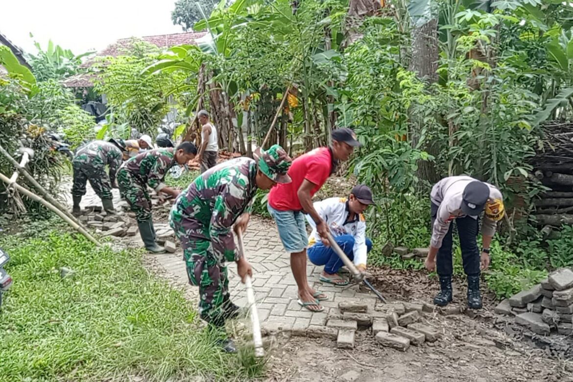 Gotong Royong TNI-Polri di Trenggalek: Turun Tangan Benahi Jalan Desa Baruharjo