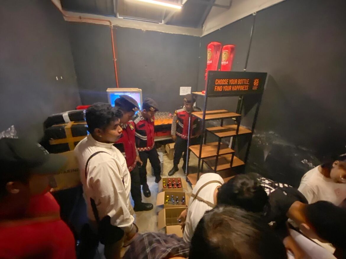 Anggota Sat Resnarkoba dan Samapta Polres Tulungagung Melaksanakan Giat Razia, Puluhan Miras Diamankan