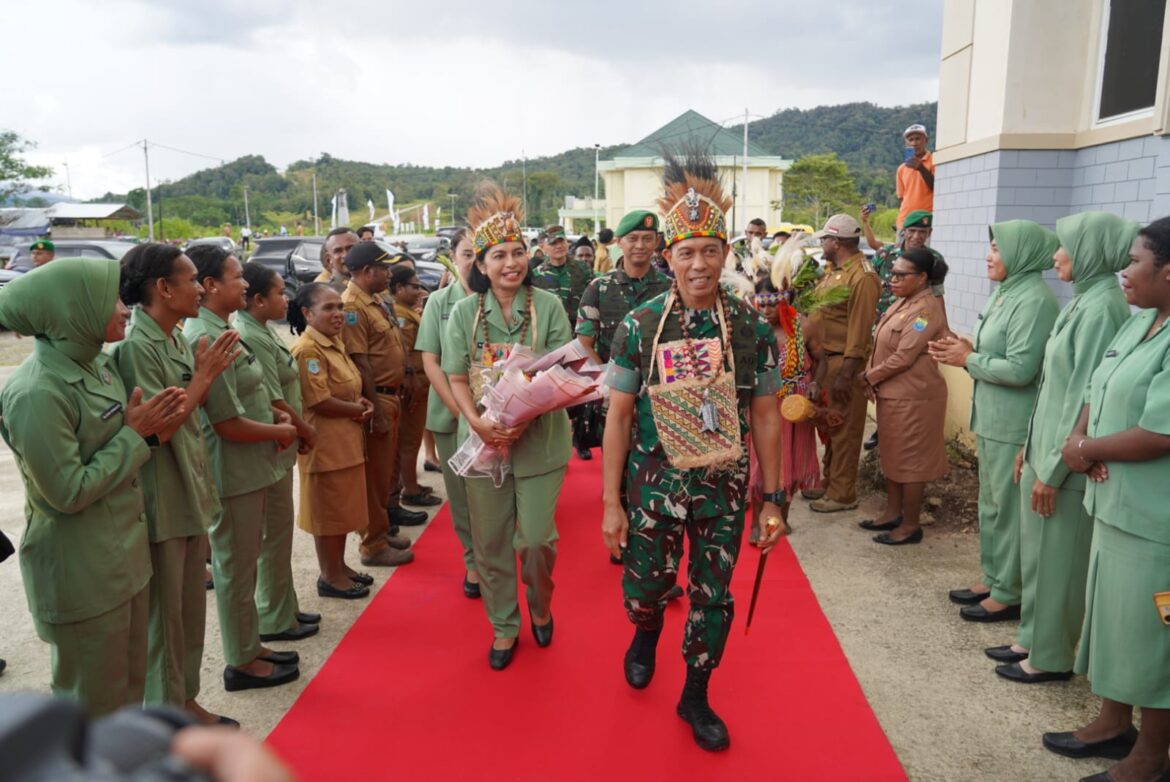 Pangdam XVIII/Kasuari Kunjungi Kabupaten Tambrauw, Perkuat Sinergi dan Tanamkan Semangat “Rakyat Satu Hati Bangun Negeri
