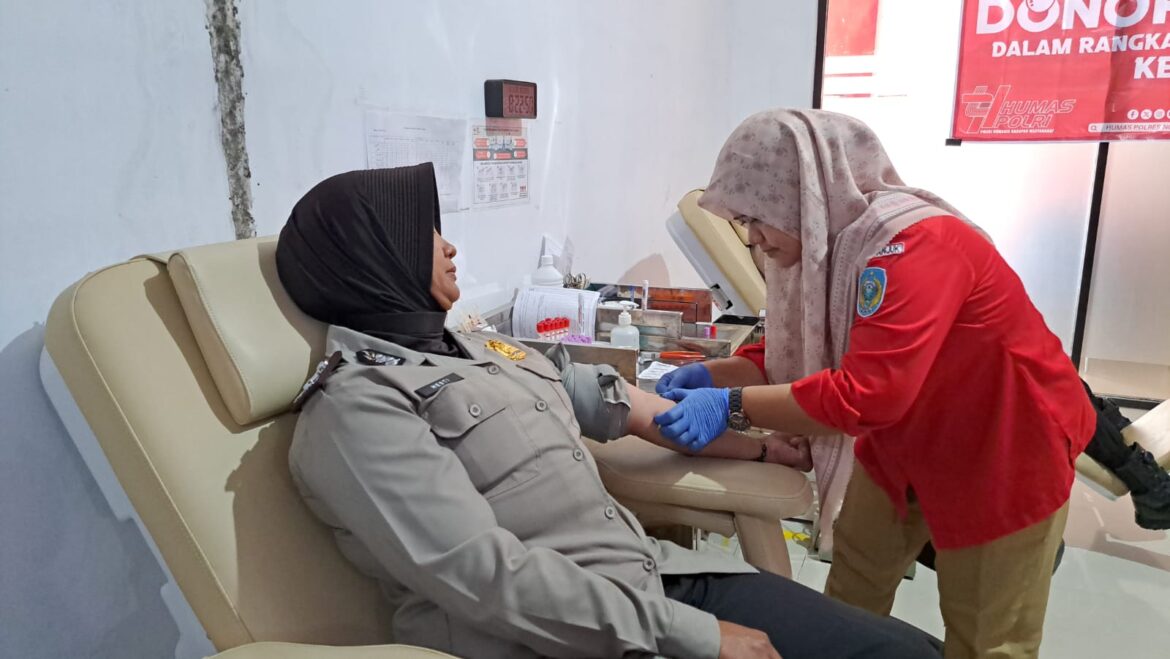 Sambut HUT Humas Polri ke-74, Si Humas Polres Nganjuk Gelar Donor Darah Bersama Wartawan dan Masyarakat