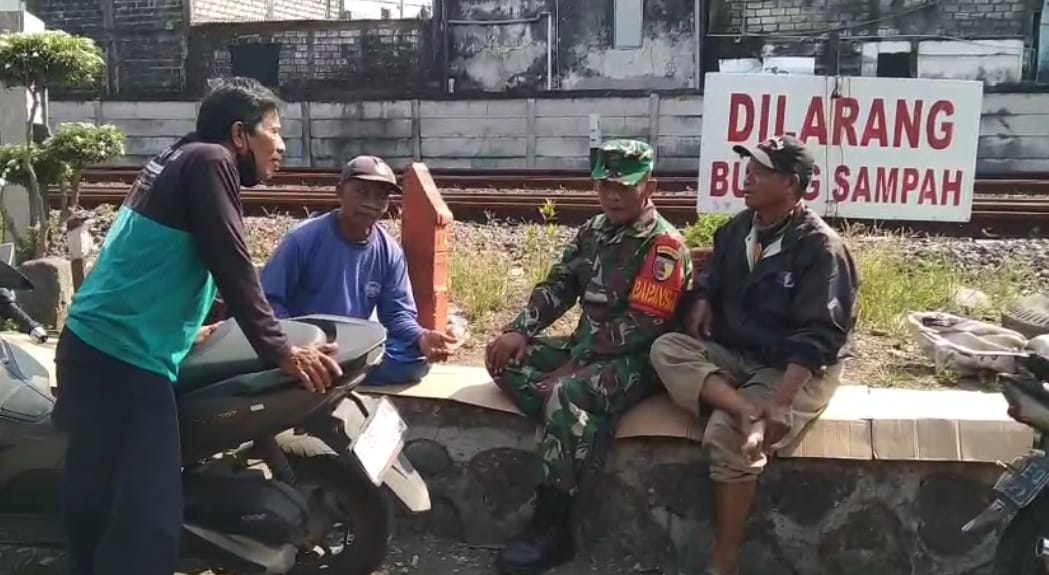 Babinsa Duduksampeyan Jalin Keakraban dengan Warga Lewat Komunikasi Sosial