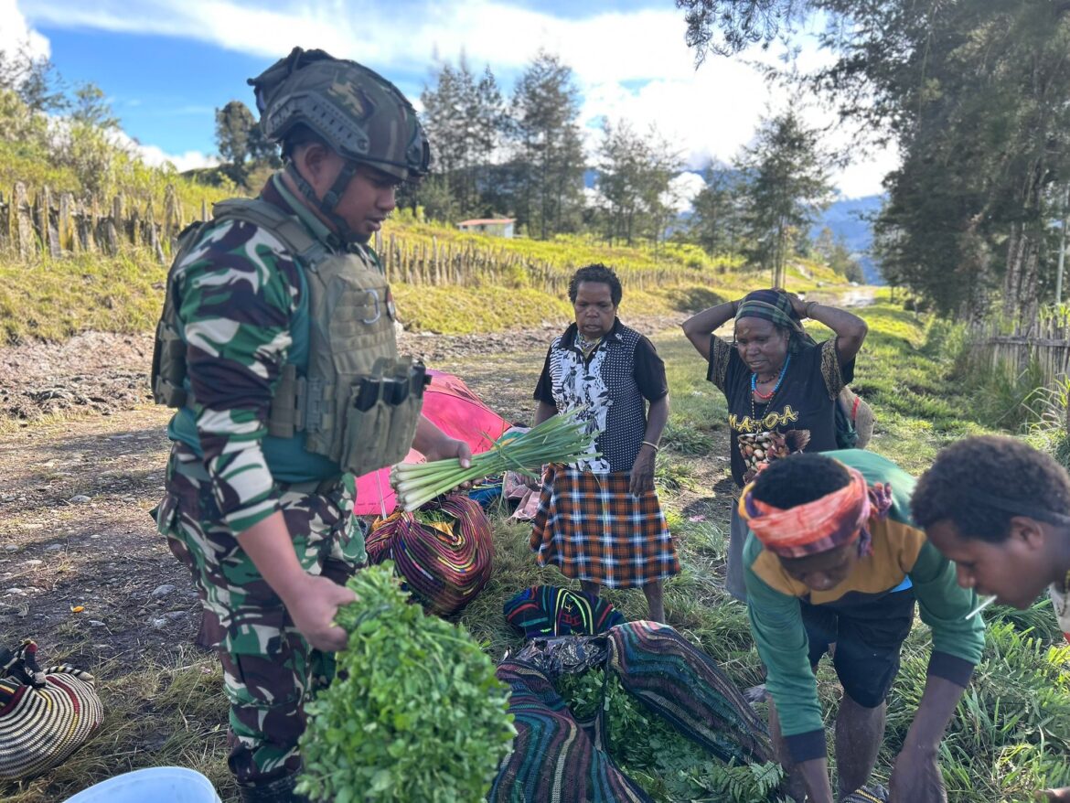 Satgas Yonif 700/WYC Borong Hasil Tani Warga Nipuralome: Bukti Cinta TNI untuk Tanah Papua