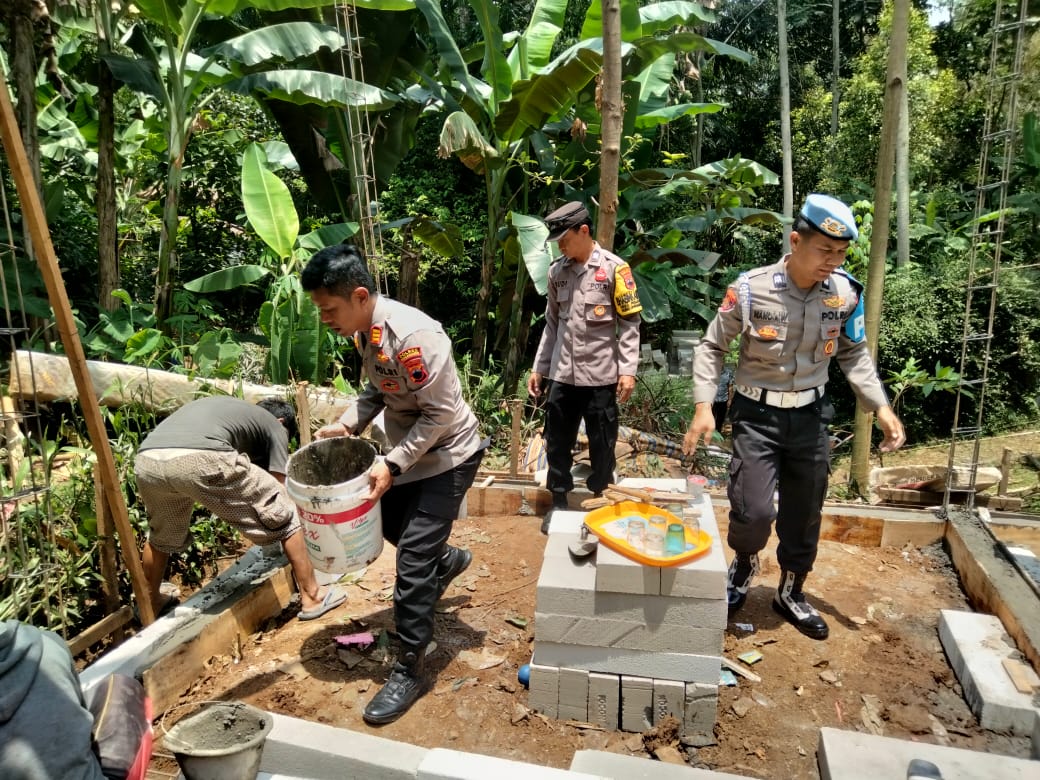 Rumah Bambu Roboh Akibat Angin Kencang, Polres Semarang Turun Tangan