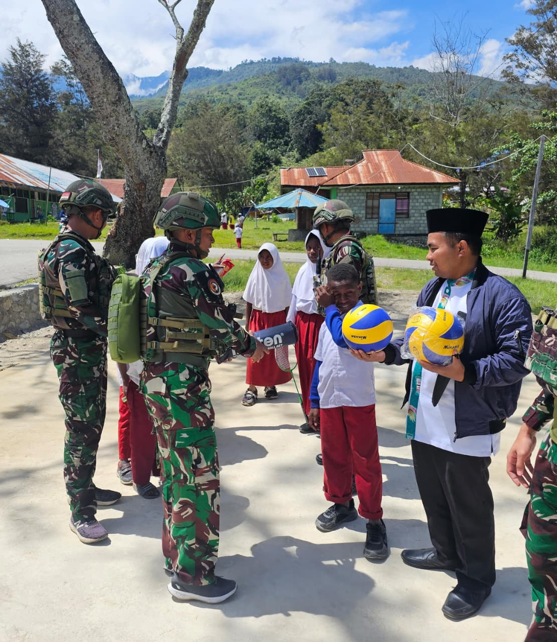 Hari Sumpah Pemuda Satgas Yonif 521/DY Bagikan Net dan Bola Volly di Distrik Walesi