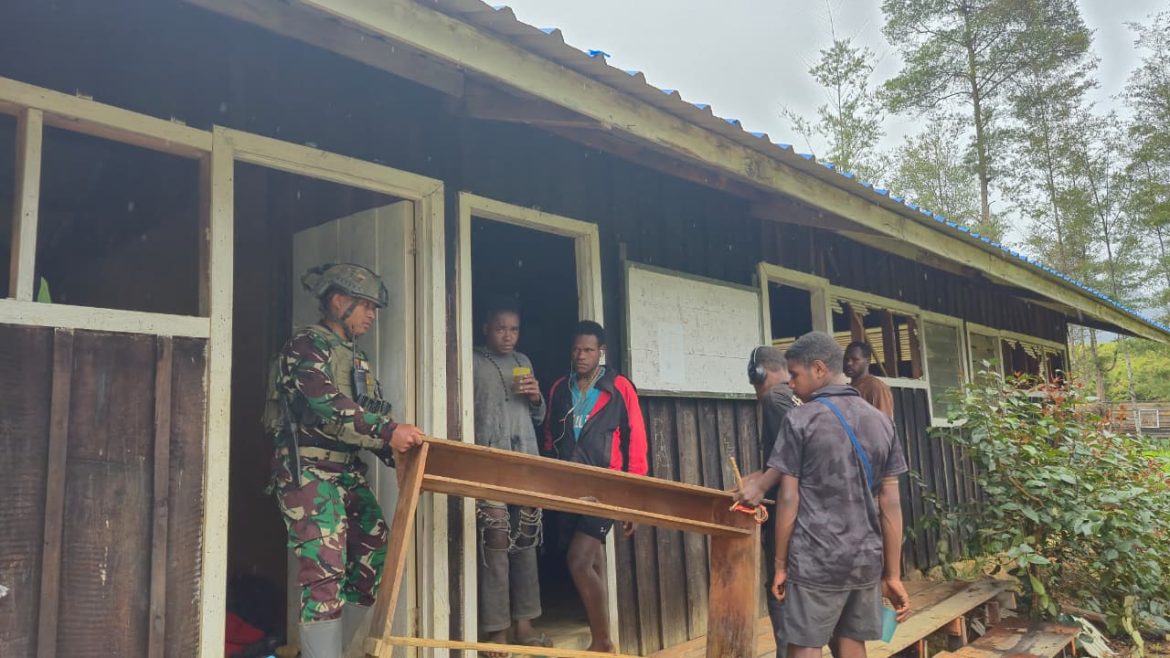 Satgas Yonif 700/WYC Gotong Royong Rehabilitasi Sekolah di Pedalaman Puncak Semangat Karya Bhakti untuk Masa Depan Generasi Papua