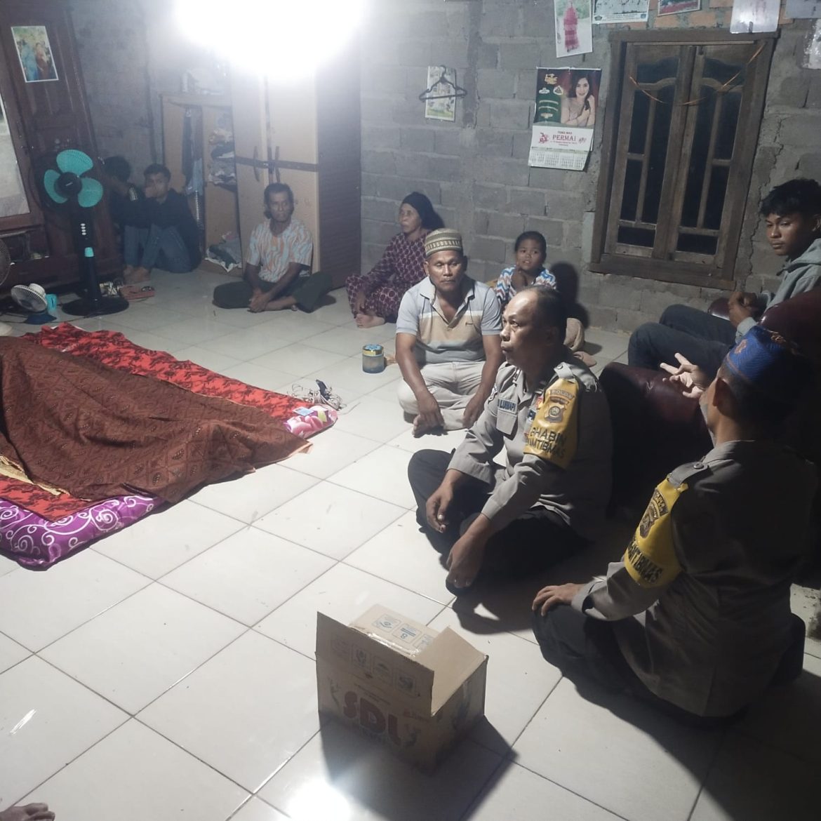 POLSEK TANJUNG BATU POLRES OGAN ILIR TANGANI PENEMUAN MAYAT DIDUGA GANTUNG DIRI DI DESA ULAK KEMBAHANG