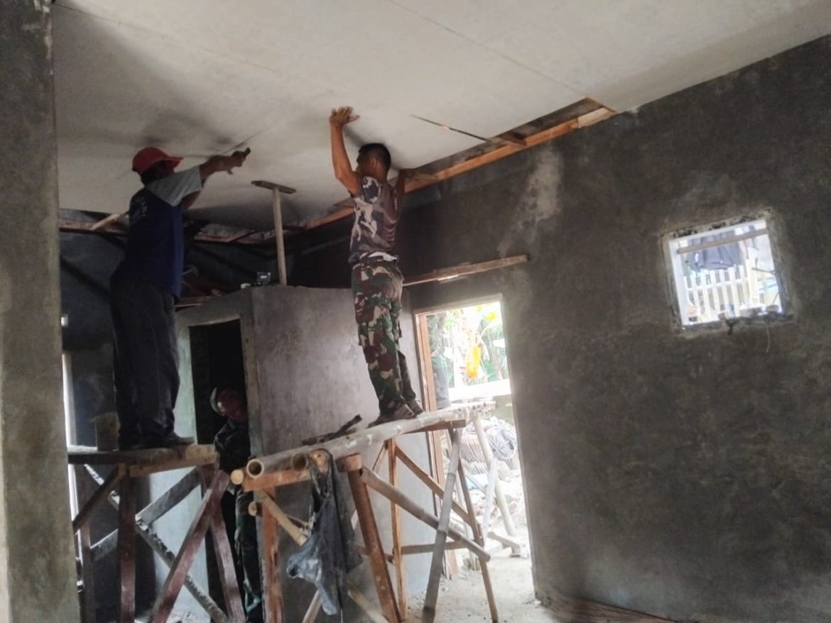 Satgas TMMD ke-126 Kodim 0601/Pandeglang Laksanakan Pemasangan Plafon pada Rumah RLTH di Desa Cikentrung