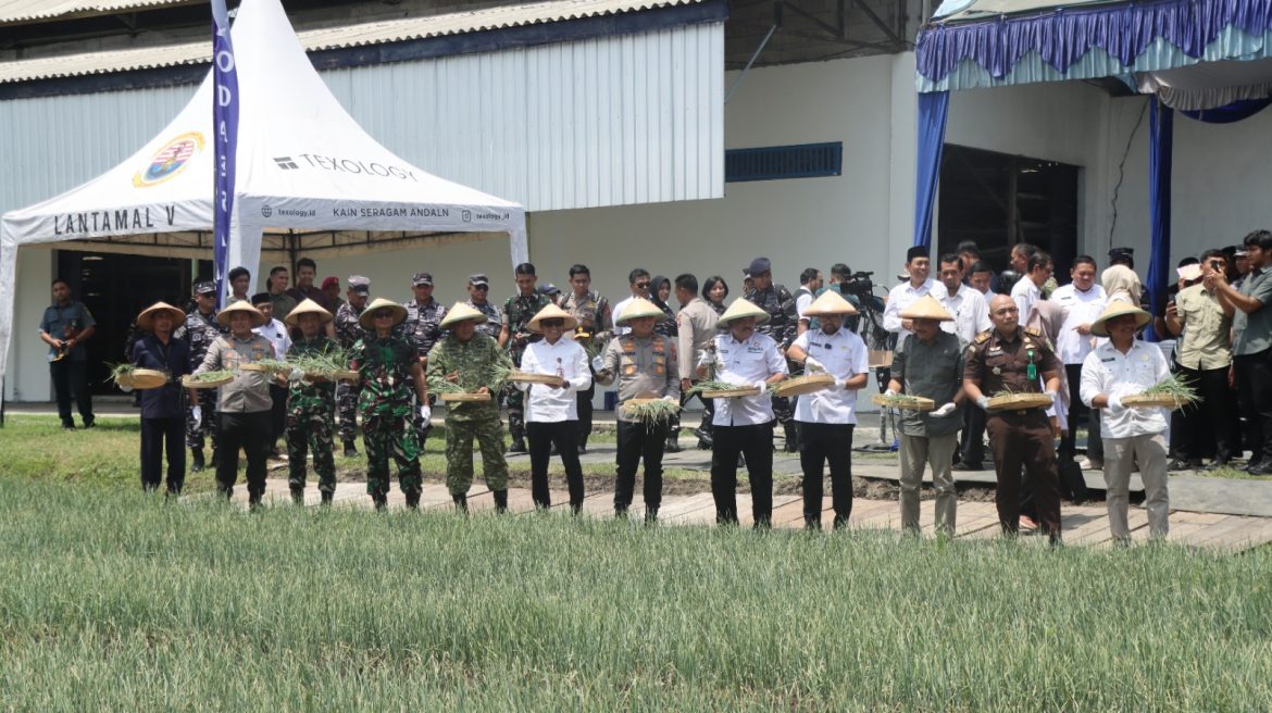 Kapolres Nganjuk Hadiri Panen Raya Bawang Merah Program Ketahanan Pangan di Wilayah Kerja Kodaeral V Surabaya