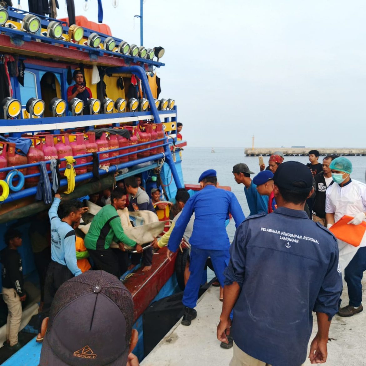 Satpolairud Polres Lamongan Gerak Cepat Evakuasi ABK Meninggal di Atas Kapal KMN NA di Perairan Bawean