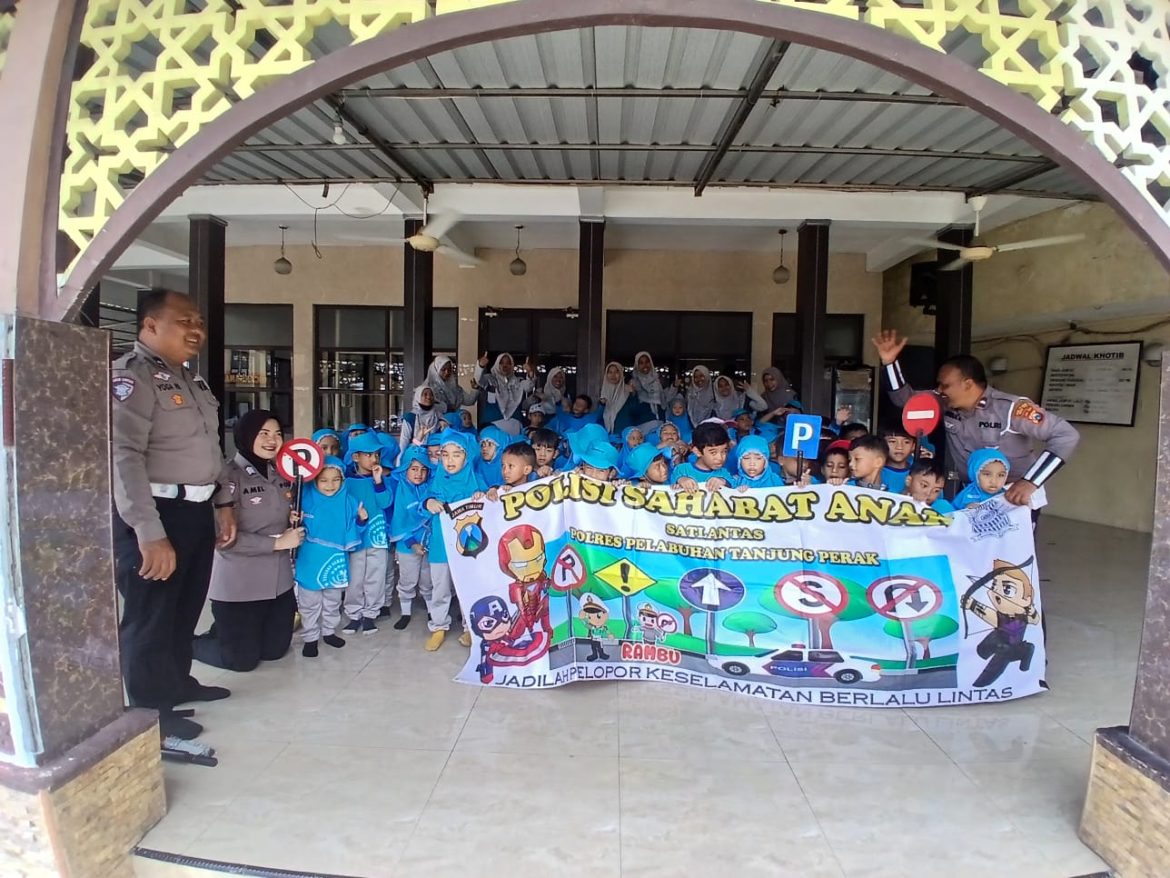 Polisi Sahabat Anak, Satlantas Polres Pelabuhan Tanjung Perak, Tanamkan Keselamatan Lalu Lintas Sejak Dini.