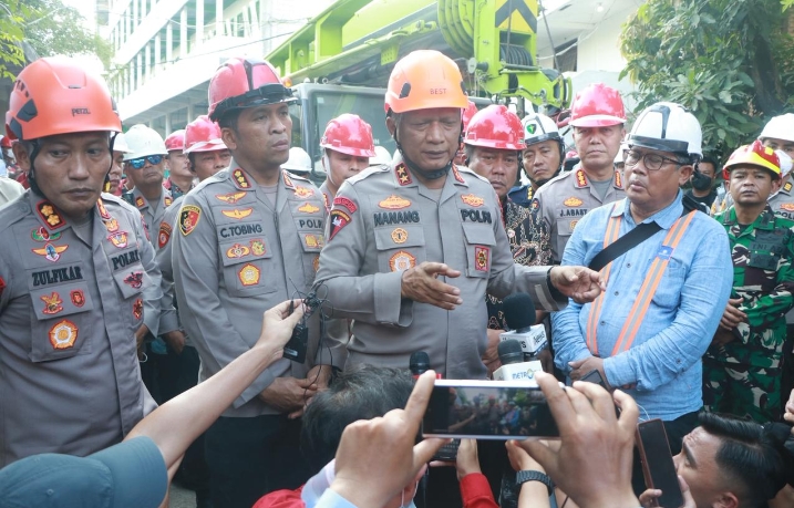 Kapolda Jatim Tinjau Evakuasi Korban Robohnya Bangunan Ponpes Al Khoziny di Sidoarjo