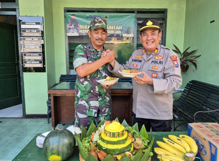 Wujudkan Solidaritas Polsek Prigen Sambangi Koramil dan Serahkan Tumpeng HUT TNI ke 80