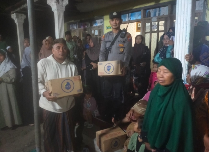 Jenazah Korban Robohnya Bangunan Ponpes Al Khozini Tiba di Wonorejo, Polisi dan Warga Gelar Takziah