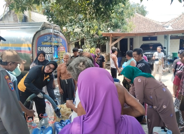 Polri Untuk Masyarakat : Polisi Datangkan Dua Tangki Air Bersih untuk Warga Kenduruhan Pasuruan