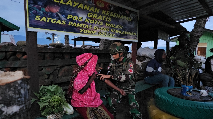 Satgas Yonif 521/DY Gelar Kesehatan Gratis di Distrik Walesi