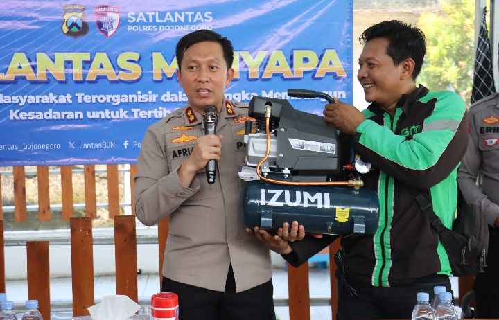 Kapolres Bojonegoro Beri Bantuan Komunitas Ojol Ajak Jaga Kamtibmas