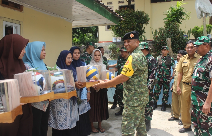 Wasev TNI TMMD Ke-126 Laksanakan Foto Bersama dan Serahkan Bantuan Perlengkapan Olahraga Kepada Masyarakat Desa Cikentrung