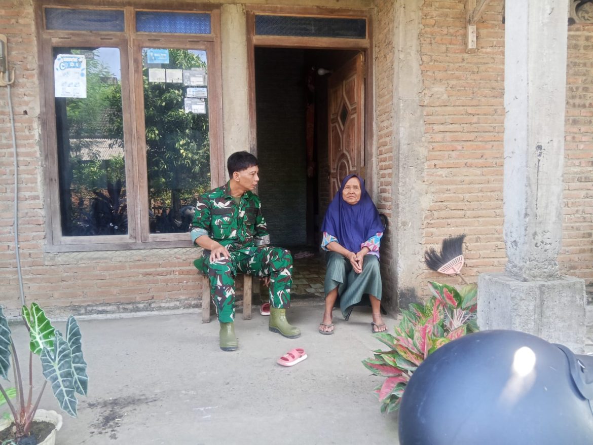 Babinsa Desa Bawu Laksanakan Komsos Bahas Kondusifitas Wilayah Bersama Warga