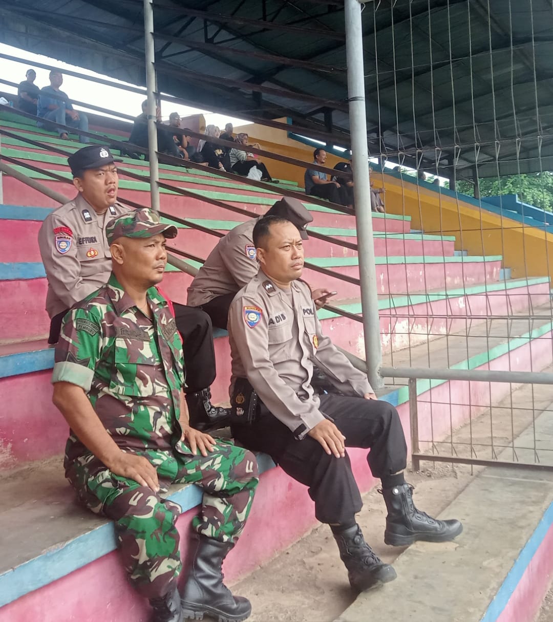 Babinsa Kelurahan Demaan Laksanakan Pengamanan Kompetisi Sepak Bola EPA Tahun 2025–2026 di Stadion Kamal Junaidi Jepara