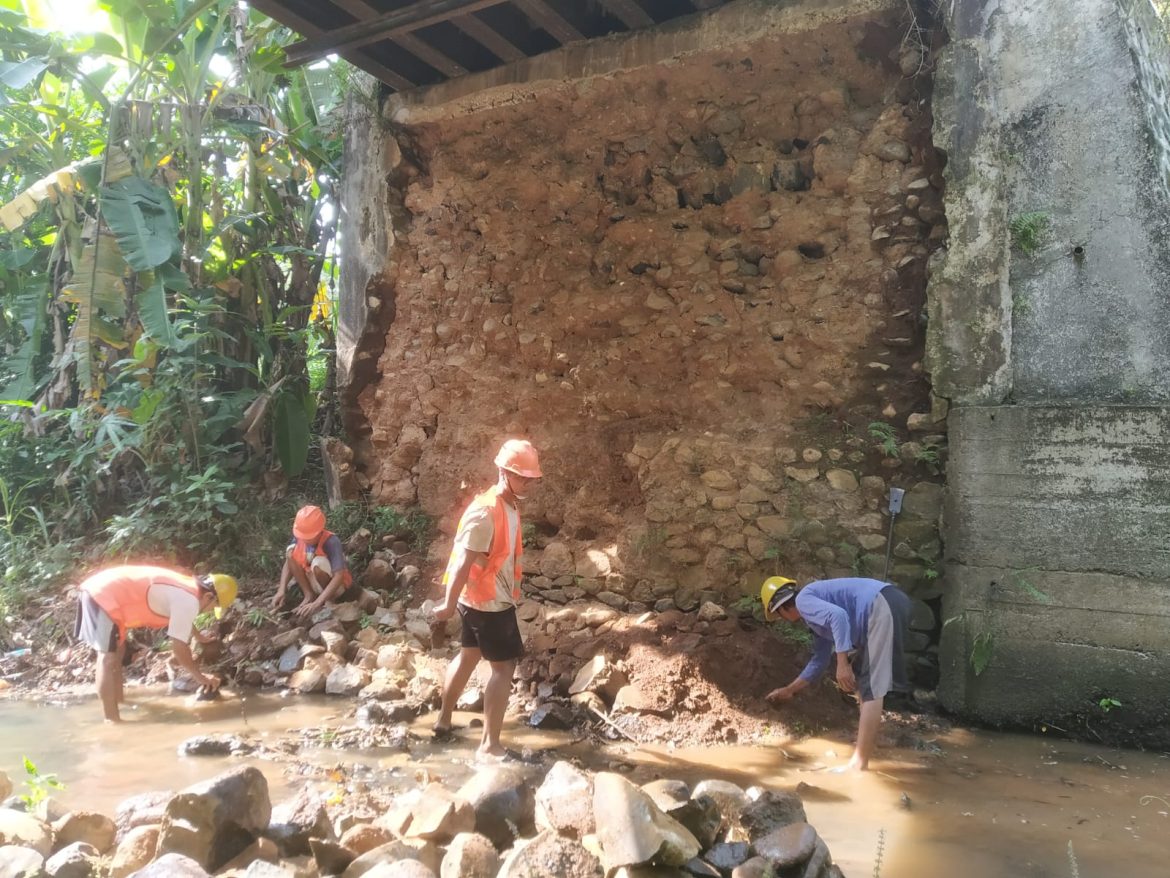 Jalan Kawak–Selagi Ditutup Akibat Longsor di Bawah Jembatan Gemuling