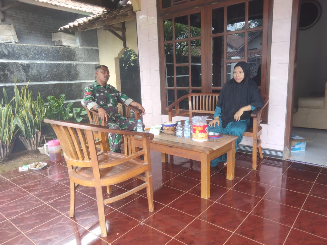 Babinsa Desa Mindahan Laksanakan Komsos Bersama Warga dalam Rangka Bhakti Teritorial PRIMA