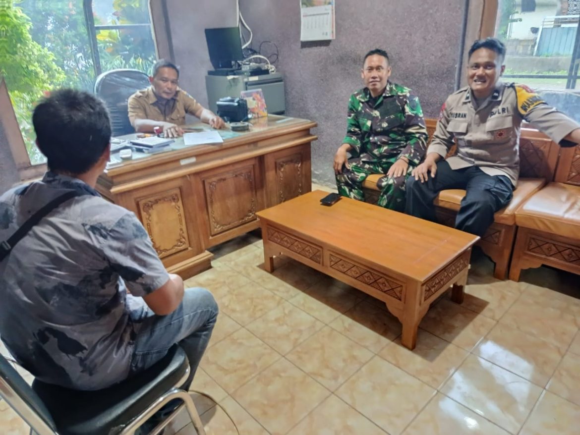 Babinsa Mindahan dan Bhabinkamtibmas Sinergi Jaga Kondusifitas Wilayah Lewat Komsos Bersama Petinggi Desa