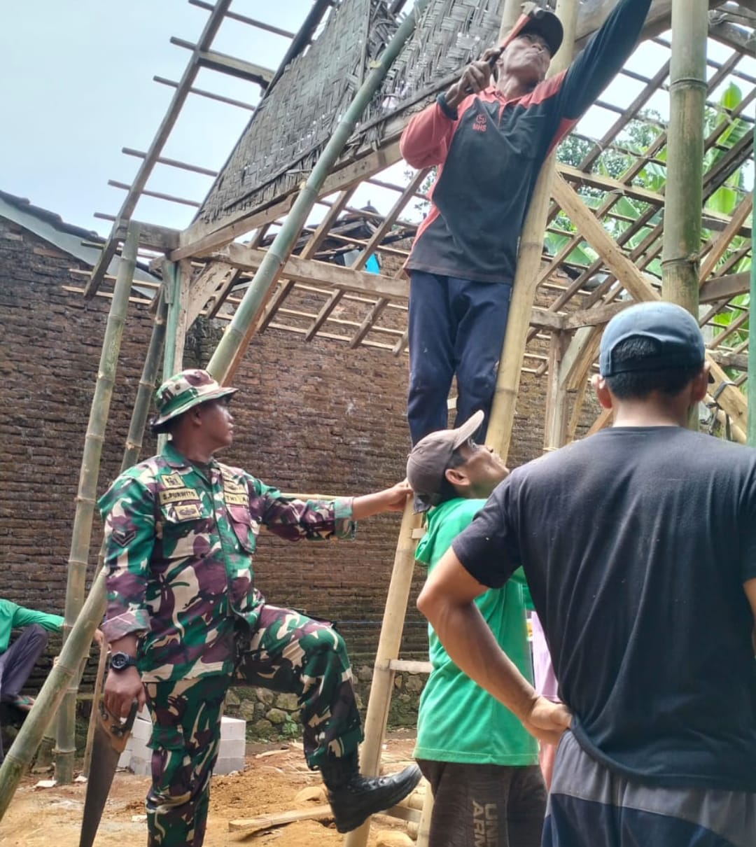 Babinsa Desa Tulakan Dampingi Bedah Rumah RTLH di Desa Tulakan