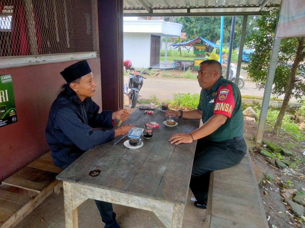 Babinsa Desa Raguklampitan Laksanakan Komsos Bersama Warga dalam rangka Bakti Teritorial TNI Prima