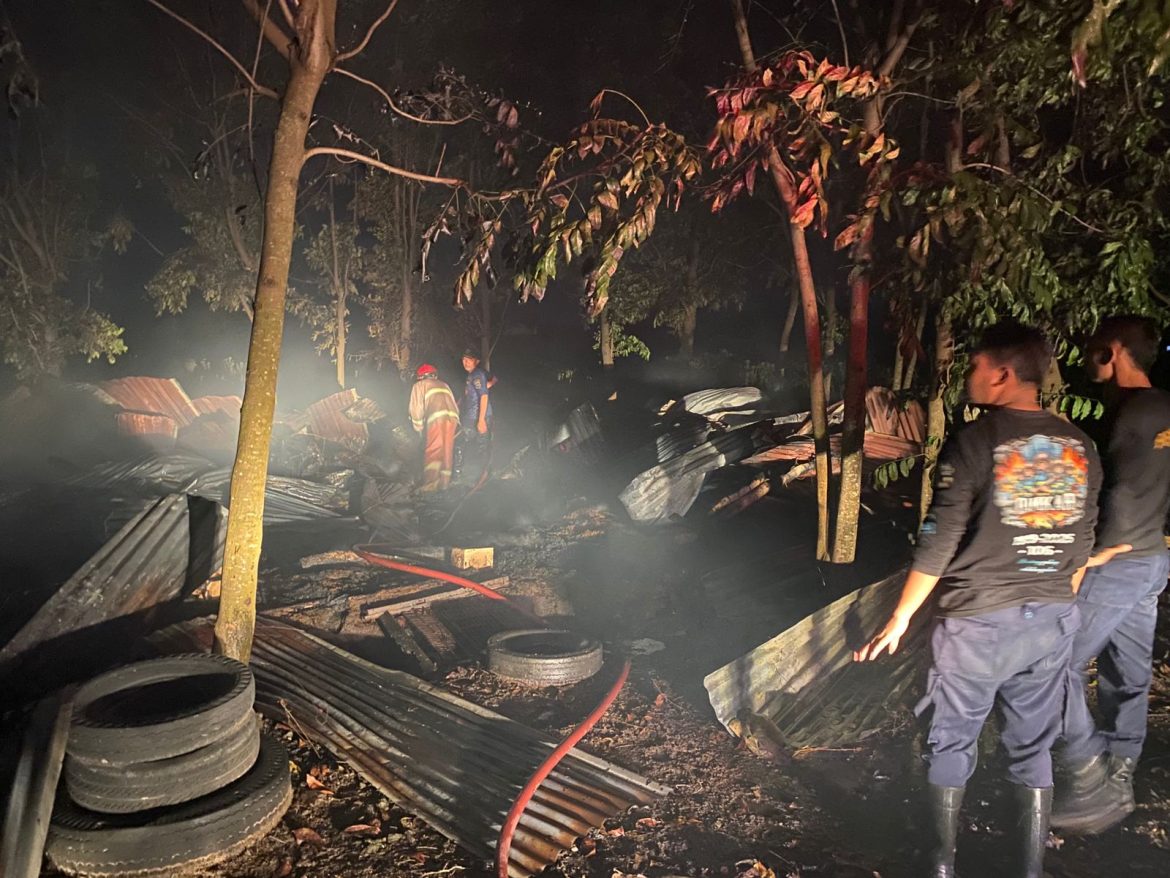 *Polsek Ngimbang Bersama Damkar Berjibaku Padamkan Api yang Hanguskan Kandang Ayam Di Desa Lawak*   Lamongan,01/11/2025 – Anggota Polsek Ngimbang bersama petugas Pemadam Kebakaran (Damkar) Kecamatan Ngimbang sigap berjibaku memadamkan api yang membakar kandang ayam milik warga di Dusun Kalongan, Desa Lawak, Kecamatan Ngimbang, Kabupaten Lamongan, pada Jumat malam (31/10) sekitar pukul 19.00 WIB.  Kebakaran tersebut menimpa kandang ayam milik Suparlan, warga setempat.  Berdasarkan keterangan dari Kasihumas Polres Lamongan, kejadian bermula saat tetangga korban melihat adanya percikan api dari arah barat kandang ayam.  Kemudian segera menuju lokasi untuk memastikan keadaan sebenarnya.  Namun sesampainya di lokasi, api sudah membesar dan membakar sebagian bangunan kandang.  Warga sekitar yang melihat kejadian itu langsung berusaha memadamkan api secara manual dengan alat seadanya, sambil menghubungi petugas Damkar Kecamatan Ngimbang.  Sekitar pukul 19.30 WIB, tim Damkar tiba di lokasi dan langsung melakukan proses pemadaman dibantu anggota Polsek Ngimbang, Babinsa, serta perangkat desa setempat.  Api berhasil dipadamkan secara keseluruhan pada pukul 20.00 WIB.  Kapolsek Ngimbang Iptu I Wayan Sumantra, S.H. bersama anggotanya turut turun langsung ke lokasi guna membantu proses pemadaman dan pengamanan di sekitar area kebakaran agar api tidak merembet ke bangunan lain.  Diketahui, kandang tersebut berisi sekitar 4.000 ekor ayam pedaging (broiler)   Akibat kebakaran, seluruh isi kandang ludes terbakar.  Dari hasil pemeriksaan awal, kebakaran diduga  disebabkan oleh korsleting listrik pada sambungan kabel di bagian barat kandang.  Percikan api kemudian menyambar bahan sekam dan rangka bambu yang mudah terbakar, sehingga api dengan cepat menjalar ke seluruh bangunan kandang.   Beruntung, tidak ada korban jiwa dalam peristiwa ini. Namun, kerugian materiil ditaksir mencapai sekitar Rp250.000.000,- meliputi bangunan kandang, ribuan ayam pedaging, serta peralatan kandang.   Saat ini, pihak kepolisian masih melakukan penyelidikan lebih lanjut untuk memastikan penyebab pasti kebakaran tersebut.
