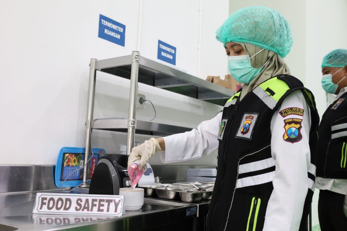 SPPG Polres Tulungagung menjadi SPPG Pertama yang Meraih Sertifikat Laik Higiene Sanitasi (SLHS) dalam Penyelenggaraan Program Makan Bergizi Gratis (MBG) di Kab. Tulungagung